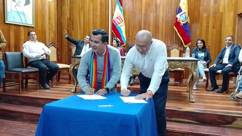 Los precandidatos Jorge Guevara y Patricio Valdivieso, durante la firma del documento con el cual se oficializó la alianza.