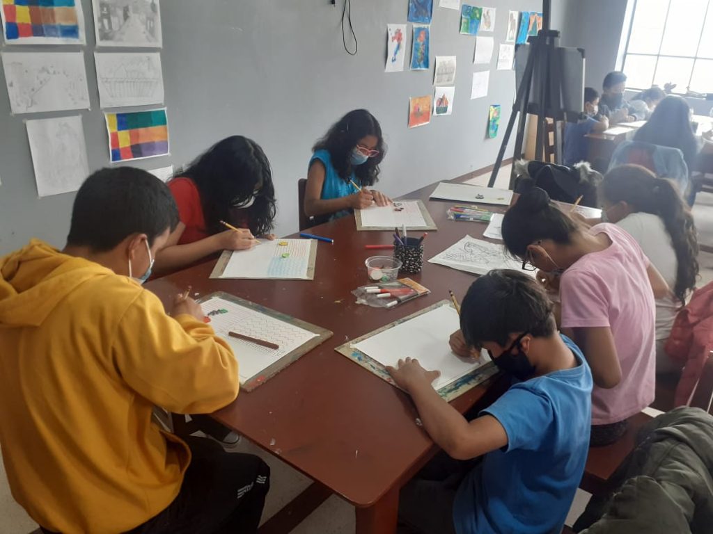 Niños de varias edades asisten al curso dictado por Edwin Bermeo Cuenca.