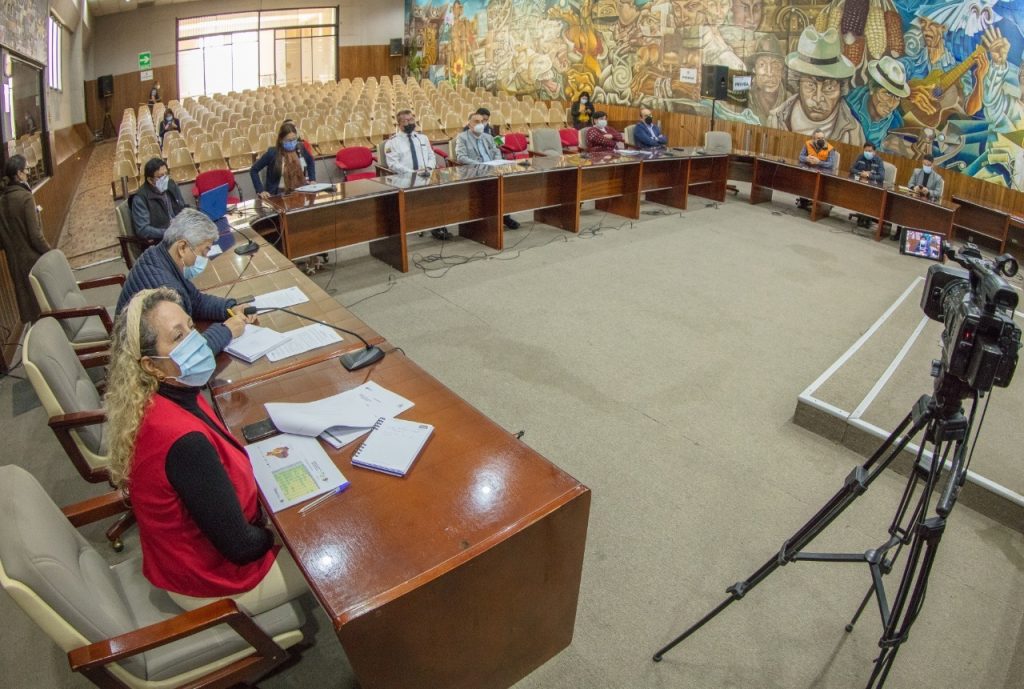 El COE Cantonal, reunido ayer, en las instalaciones del Salón del Cabildo.