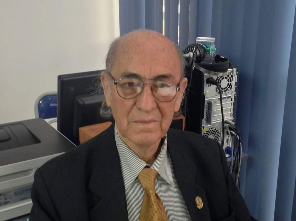 Se ha levantado una capilla ardiente para rendir un homenaje póstumo al ilustre ciudadano lojano.