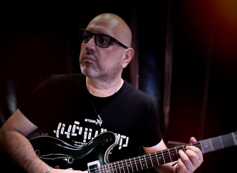 El productor Patricio Villarreal Yaruquí trabaja en un disco interpretando por niños con síndrome de Down.