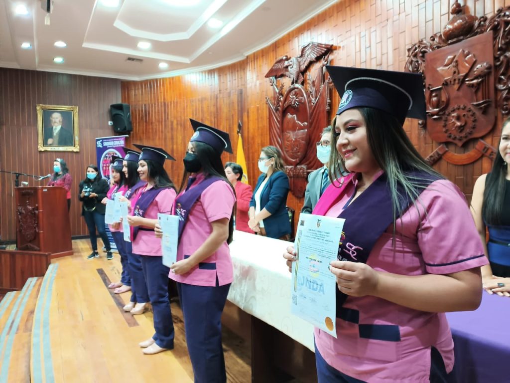 Las flamantes profesionales, durante la ceremonia de incorporación.