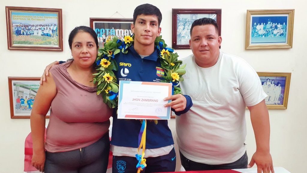 La madre del deportista, Judith Encalada; Jhon Zambrano, y Jimmy Nagua, presidente de la Liga, en el evento de reconocimiento al luchador. (Fotografía cortesía Eduardo Valdiviezo)