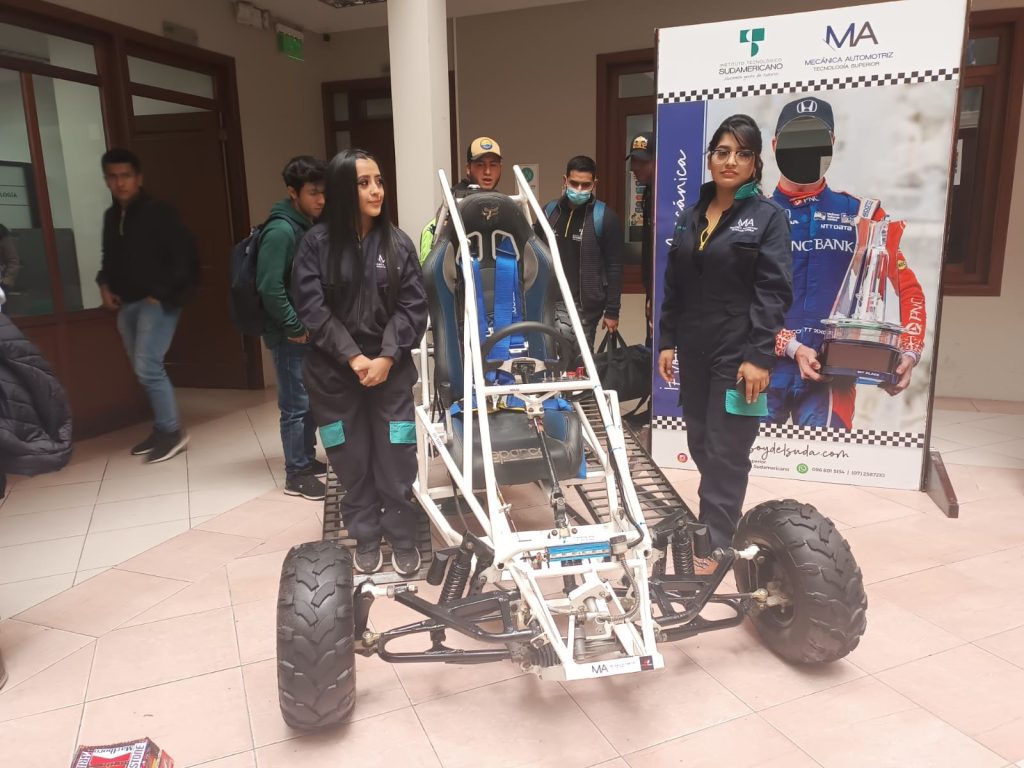 Entre los vehículos que competirán están varios que fueron fabricados por los estudiantes de Mecánica Automotriz.