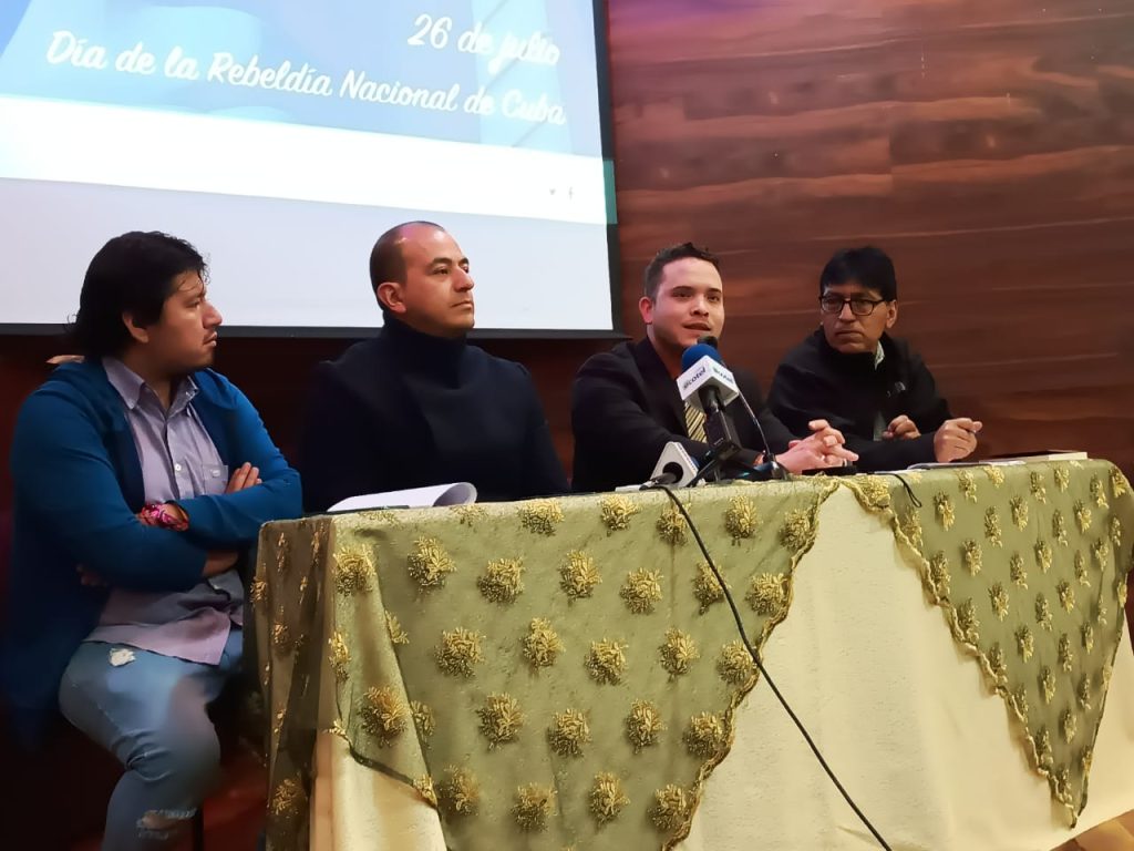 Representantes de la CCE, de la Embajada de Cuba y del Movimiento Solidaridad con Cuba, durante una rueda de prensa brindada en Loja este martes 26 de julio de 2022.