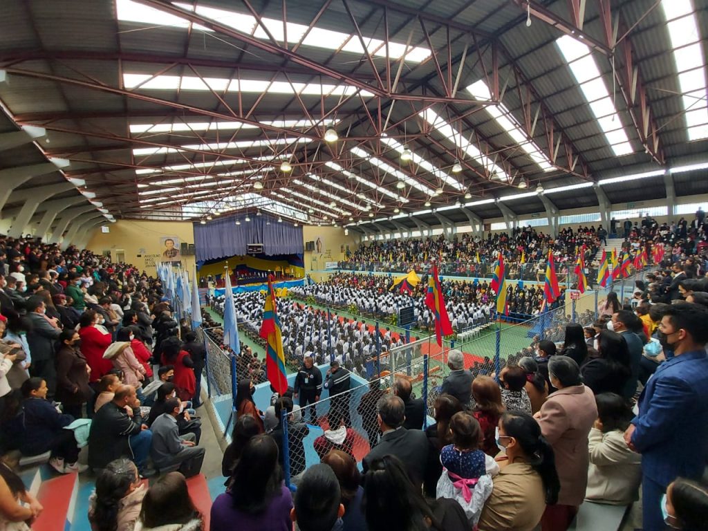 En el Coliseo Santiago Fernández García se graduaron los estudiantes del Daniel Álvarez Burneo.