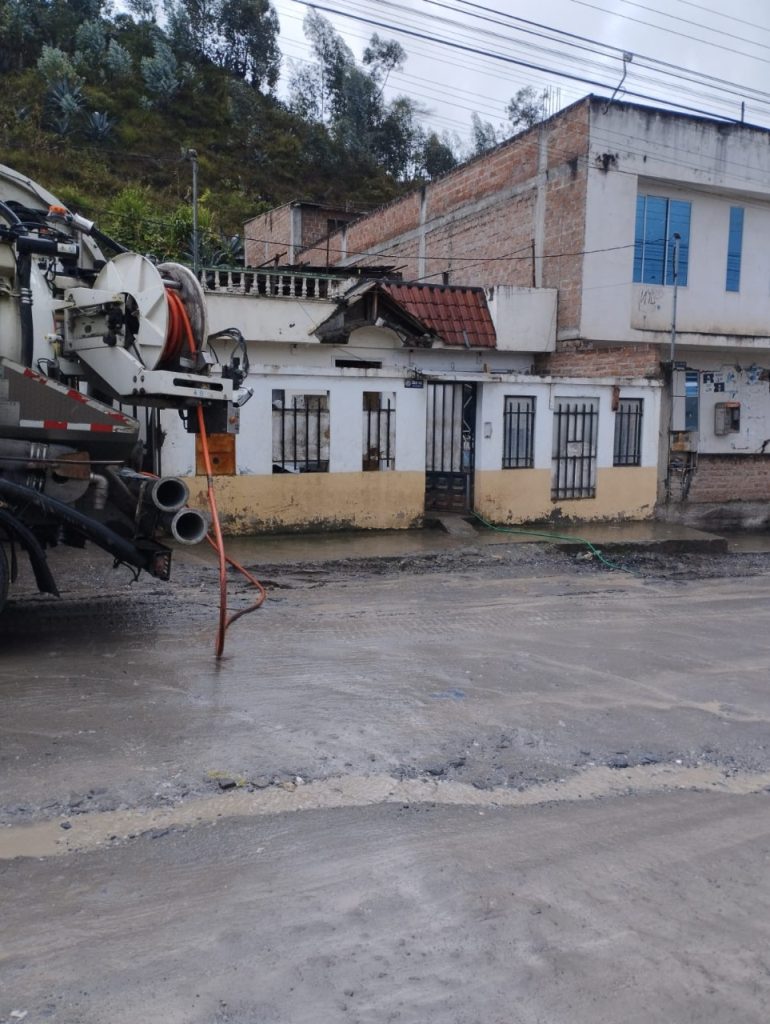En distintos sectores se presentaron inconvenientes. En la ciudad de Loja limpiaron sumideros y alcantarillas.