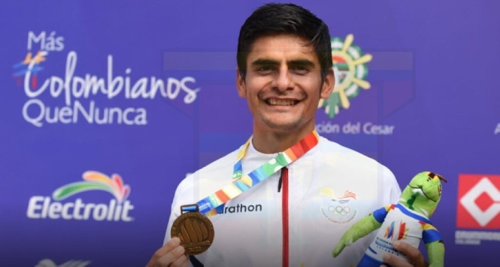 Con alegría Yordy Jiménez muestra la presea dorada.