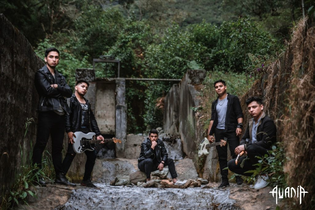 El grupo lo conforman cinco músicos. Tres de ellos son los hermanos Cabrera García.