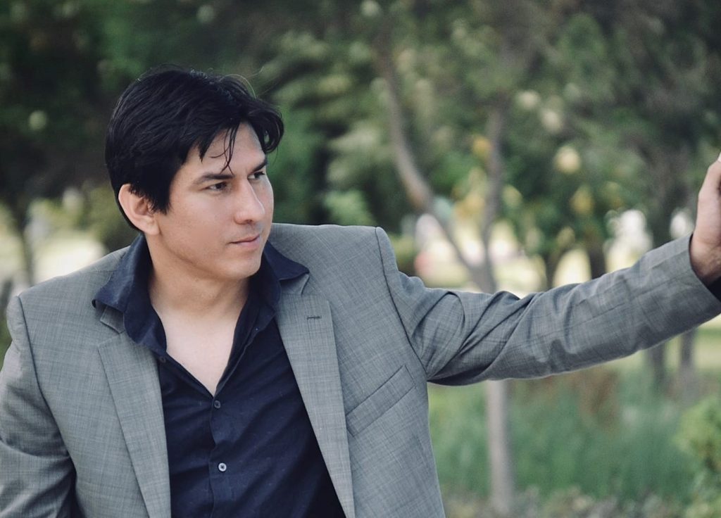 Hugo Armijos es un cantante guayaquileño que actualmente está radicado en Quito.