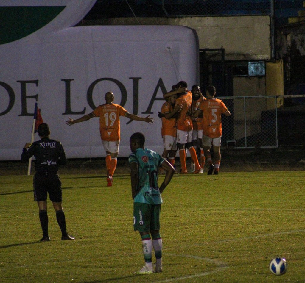 El estratega del equipo lojano realizó cambios que le permitieron ganar.