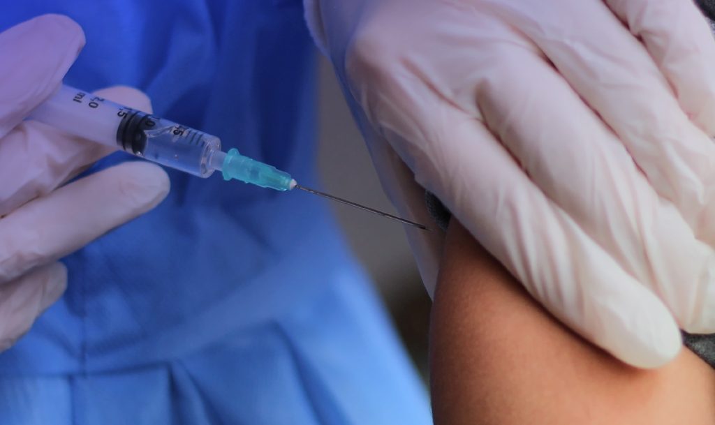 Se pide a la comunidad que continúa vacunándose.