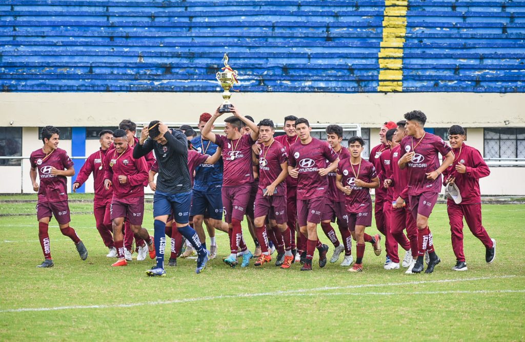 El equipo campeón dio la vuelta olímpica.