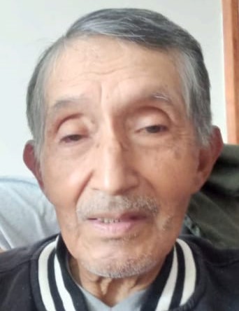 El ciudadano vestía una casaca azul marino, pantalón gris oscuro, una gorra azul y zapatos negros.