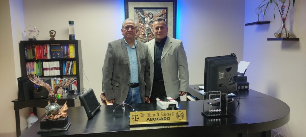 Antonio Bermeo y su abogado defensor, Marco A. Rivera, recibieron el fallo por escrito de primera instancia, el último jueves.