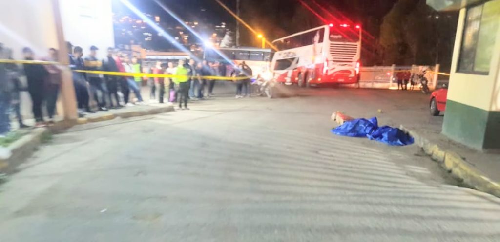 Los policías de la Javial recogieron los indicios que les lleven a descubrir la causa del accidente.