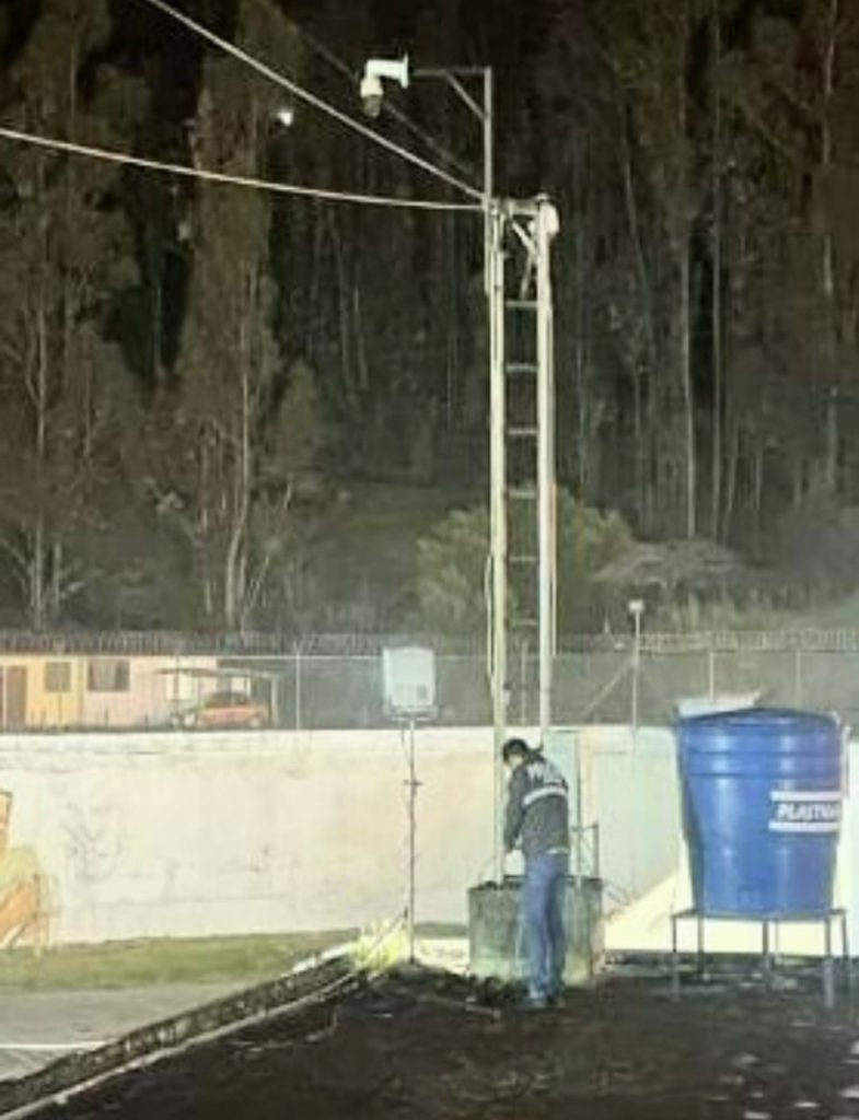 La videocámara está ubicada en una de las terrazas del centro carcelario.