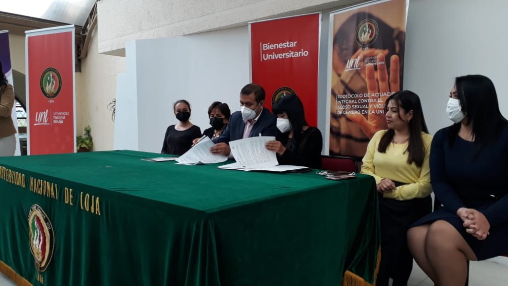 El rector de la UNL y la presidenta de organización AFPP firmaron el convenio de cooperación.