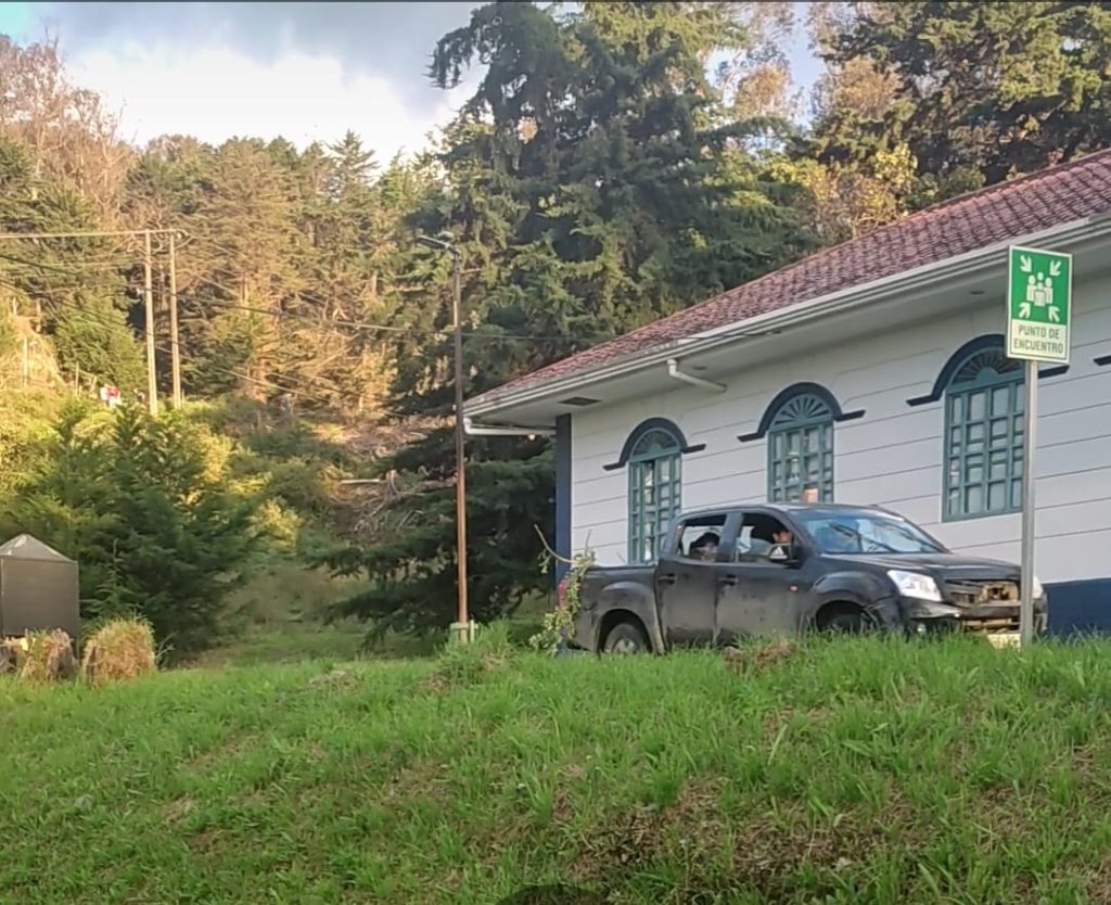 El vehículo iba con varios ocupantes en su interior.