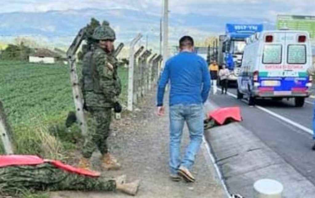 Sobre la vía quedaron los cuerpos inertes de los militares.