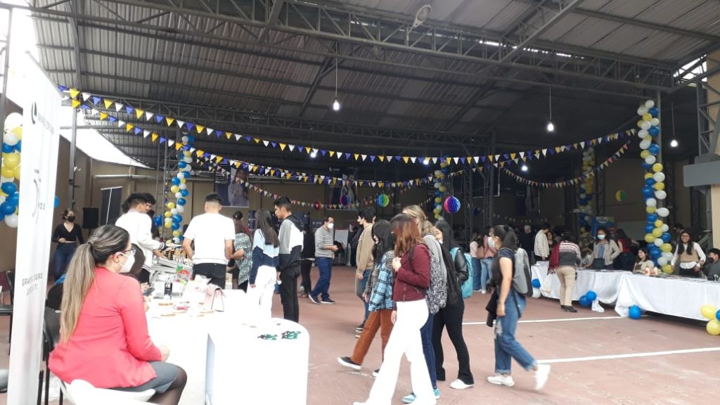 Estudiantes y ciudadanía en el Hall del edificio UIDE, durante el primer día de la feria.