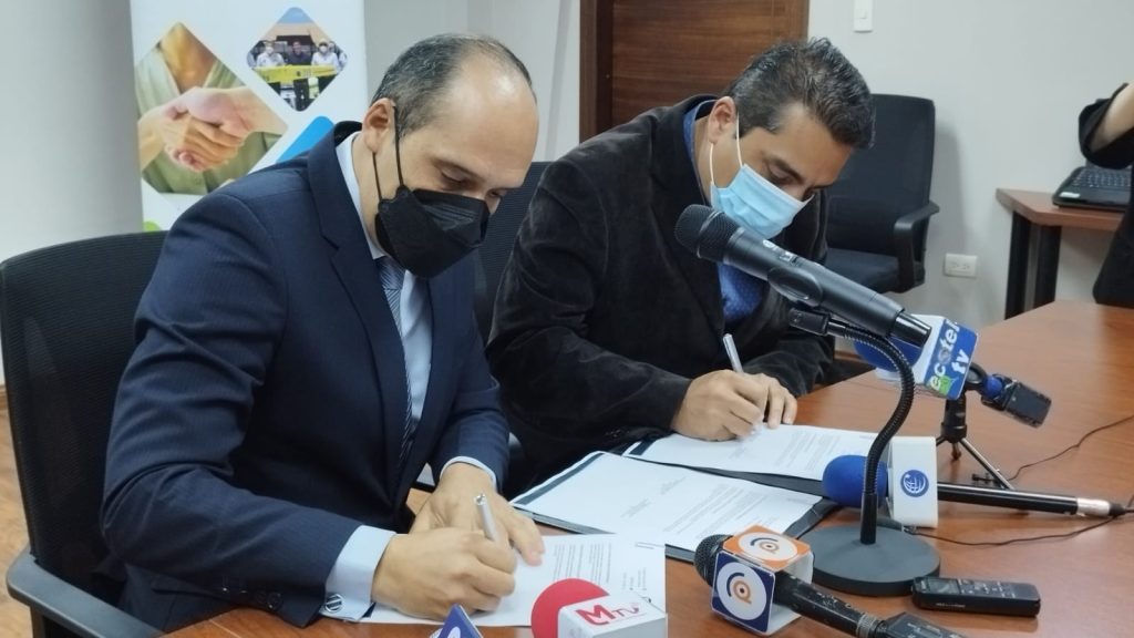 Representantes de la CFL y el CDPL, durante la firma del convenio.