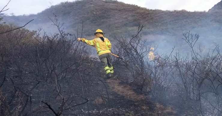 Los casacas rojas de Vilcabamba acudieron al incendio forestal.