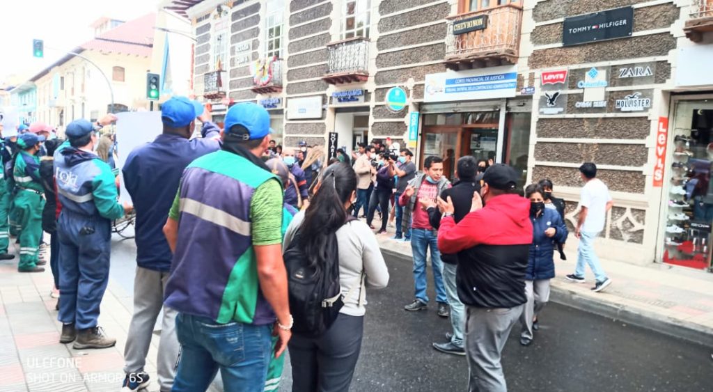 Los compañeros de trabajo, amigos y familiares de Marco Pacheco Puga estuvieron pendientes de la diligencia.