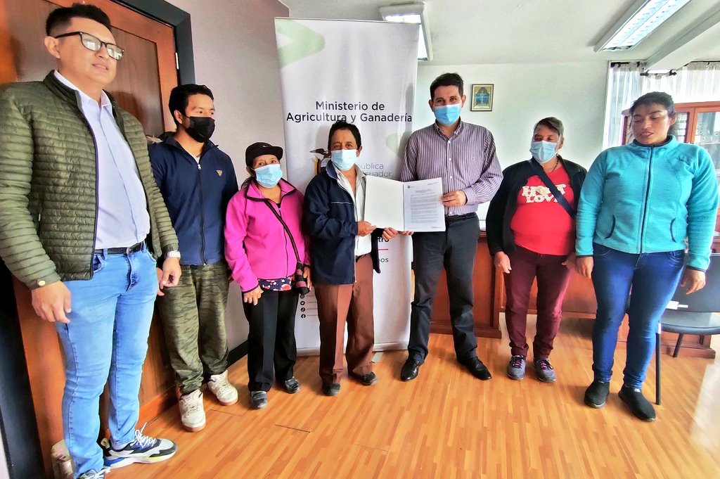 Autoridades del MAG en Loja y de la asociación, durante el acto de entrega de la personería jurídica.