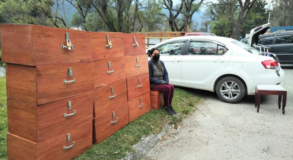 Doña Rosa esperaba que los ciudadanos admitidos salgan y le compren las cajas.