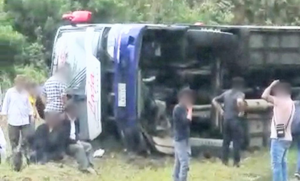 El bus habría perdido los frenos, se encunetó y se viró a una planicie.