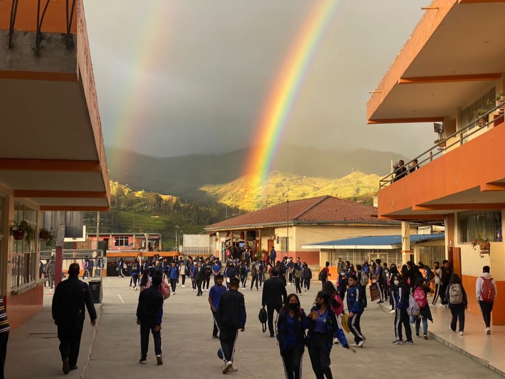 Los estudiantes que continúan con la instrucción en el establecimiento cuentan con una obra dejada por los ahora bachilleres.