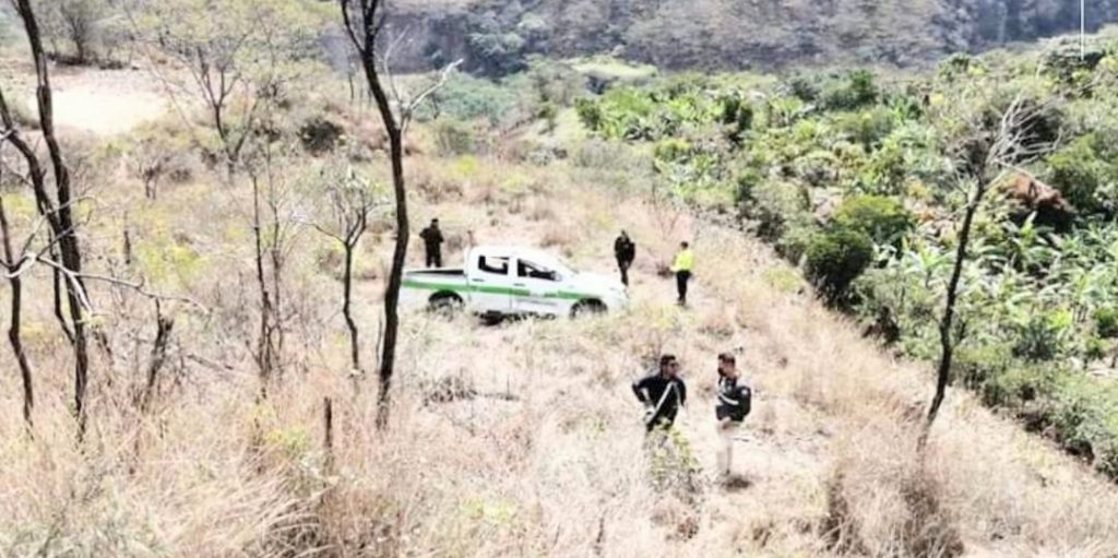 La camioneta se precipitó a un abismo de 20 metros.