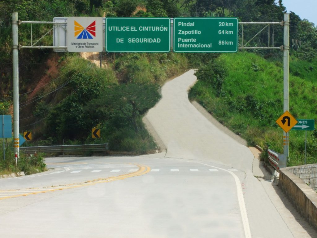 El atraco se cometió en la vía Alamor-Pindal. (Fotografía referencial)