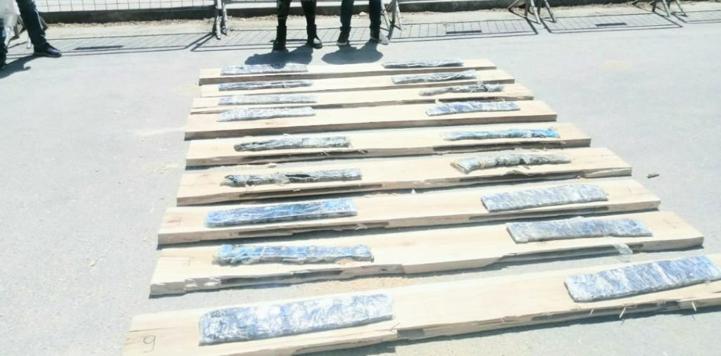 En el borde del tablón se hizo una caleta para meter la droga.