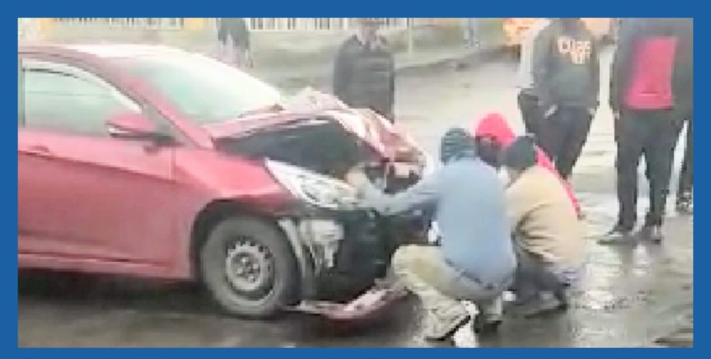 Sobre la calzada quedaron averiados vehículos.