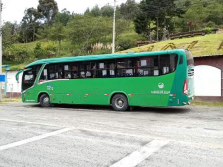 Los vehículos se estacionarán para el embarque de pasajeros en el andén de llegada de la terminal terrestre.