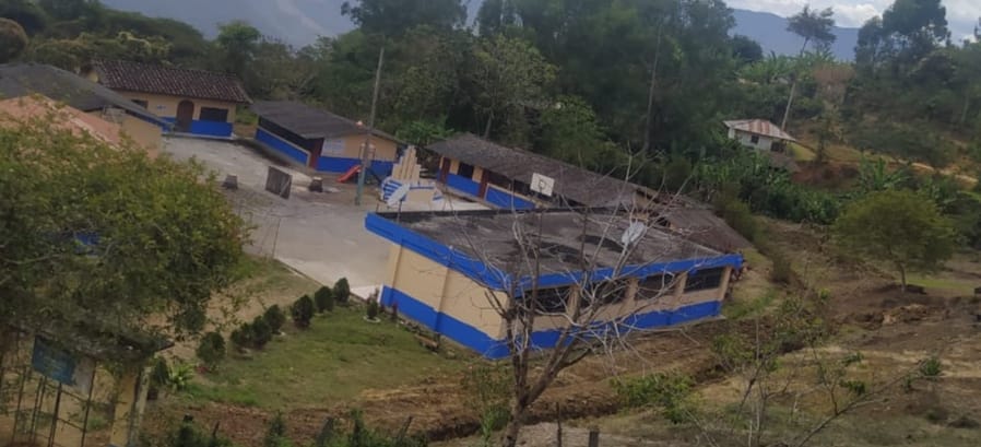 El plantel se encuentra con sus puertas cerradas.