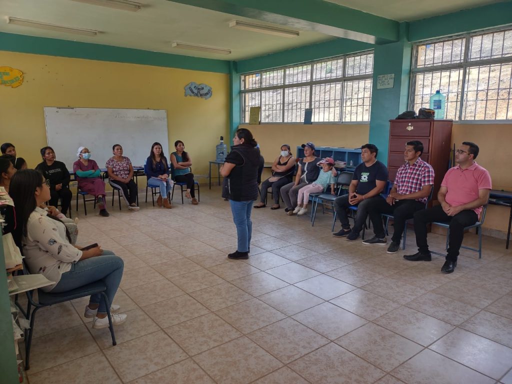 La directora Distrital, Alicia Caraguay, dice que acudió ayer al plantel para dialogar con los padres de familia y que asistieron también autoridades de la parroquia y del cantón.