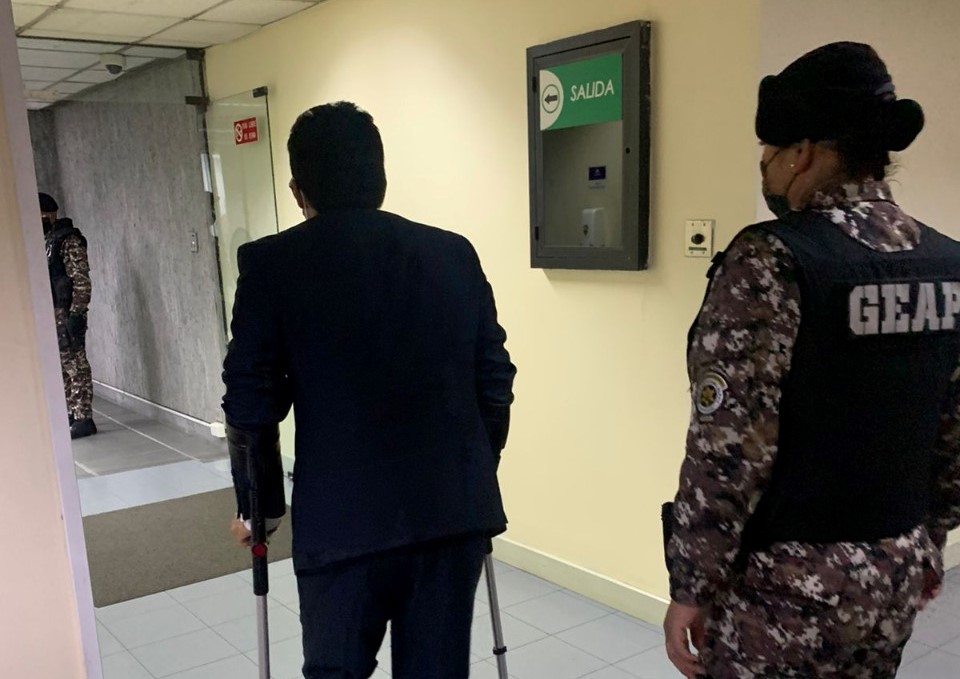 La mañana de este jueves 11 de agosto, el exdefensor del Pueblo acudió a la audiencia usando muletas y con vigilancia.