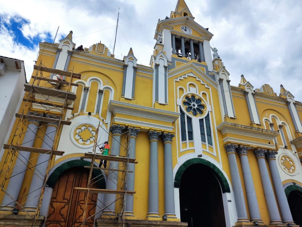 La mañana de ayer, obreros pintaban la fachada de la Catedral.