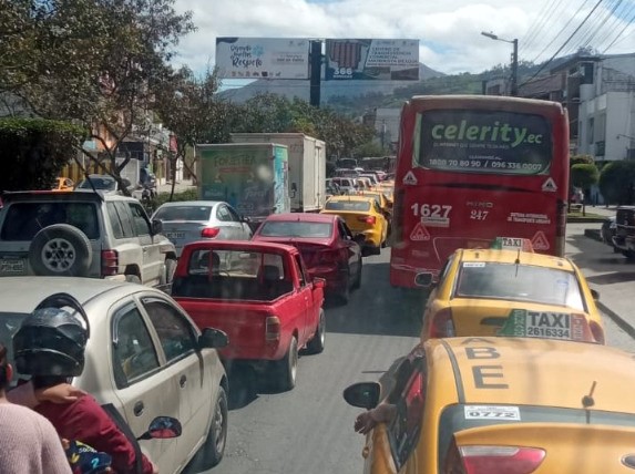 Varios minutos permanecieron los vehículos en la zona norte.