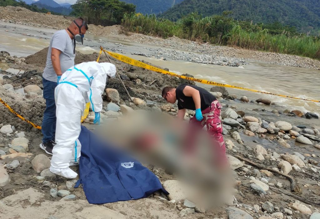 Unidades de la Policía Nacional y Bomberos realizaron el levantamiento del cadáver.