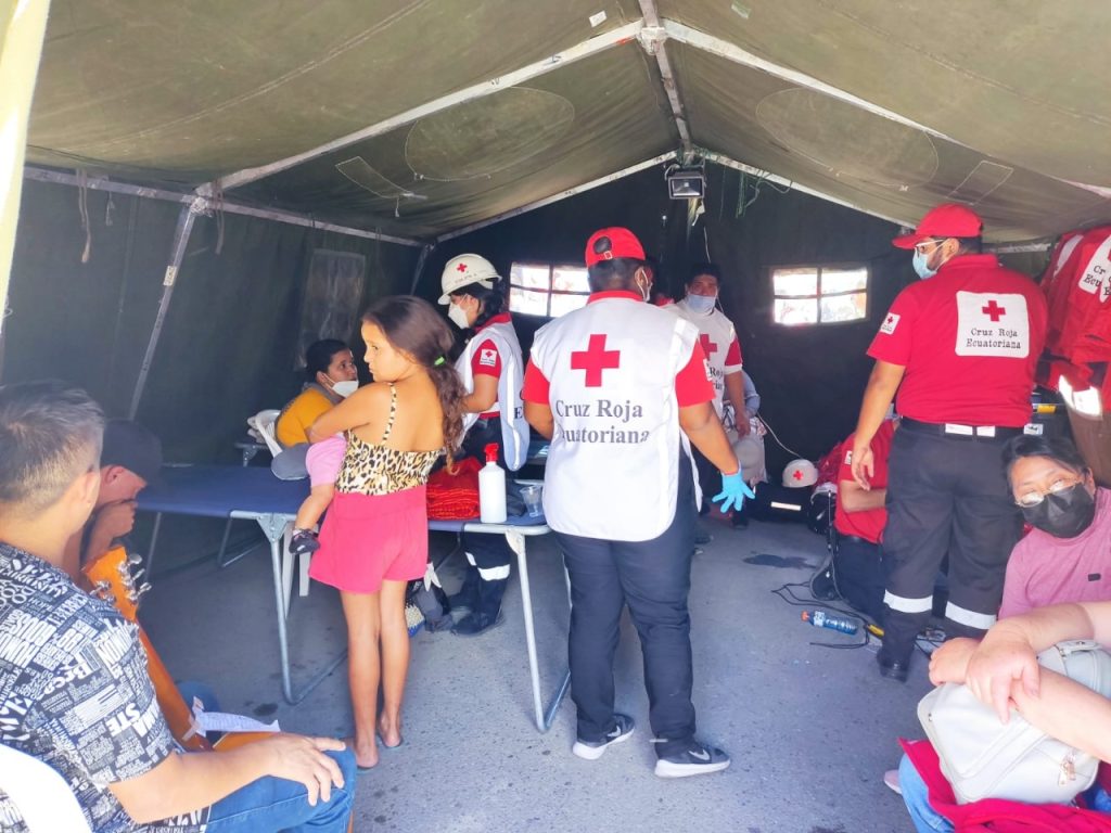 Varios caminantes fueron a la carpa de la Cruz Roja en busca de atención.
