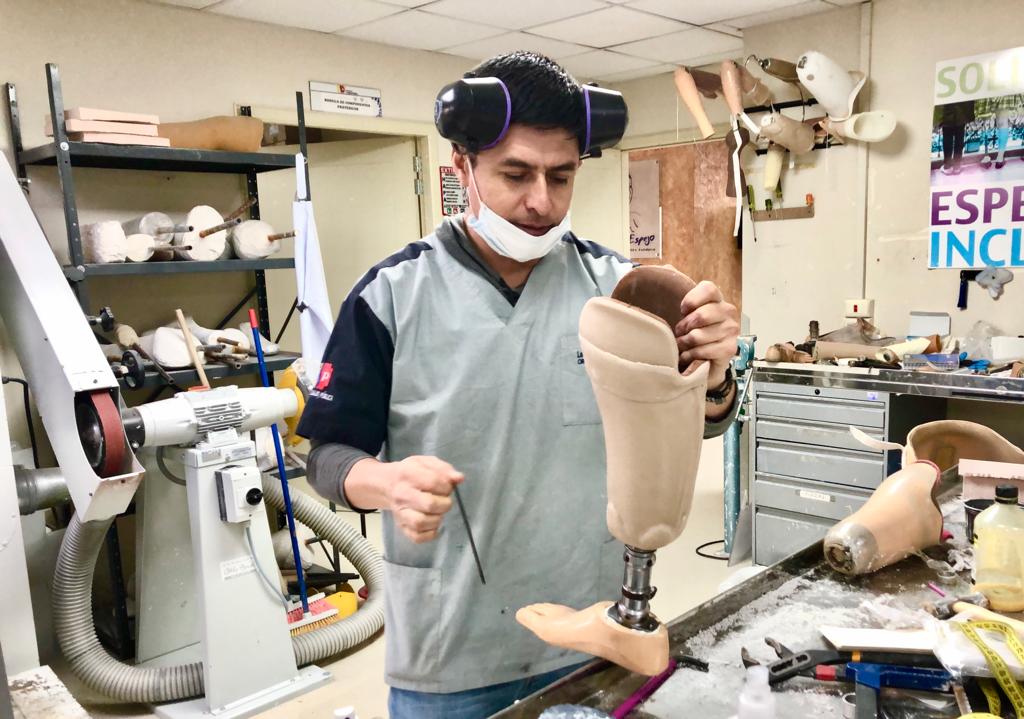 La casa de salud cuenta con un área donde se fabrican estas ayudas técnicas.