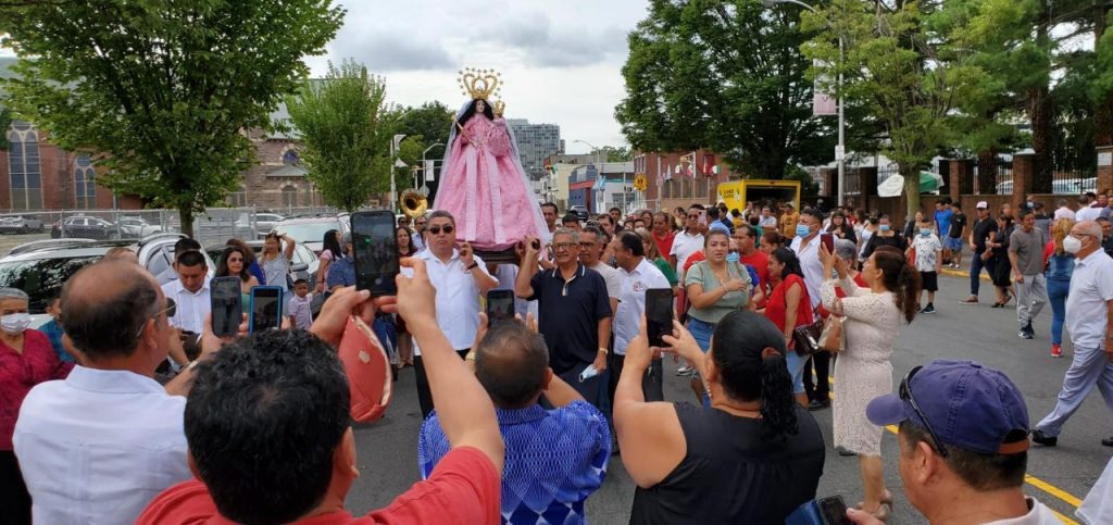 La procesión con la ‘Churona’ se cumplió el último domingo por las diversas calles de la ciudad de Newark.