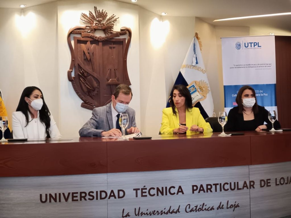 Las autoridades de la UTPL y Ministerio de Gobierno, durante la firma del convenio.