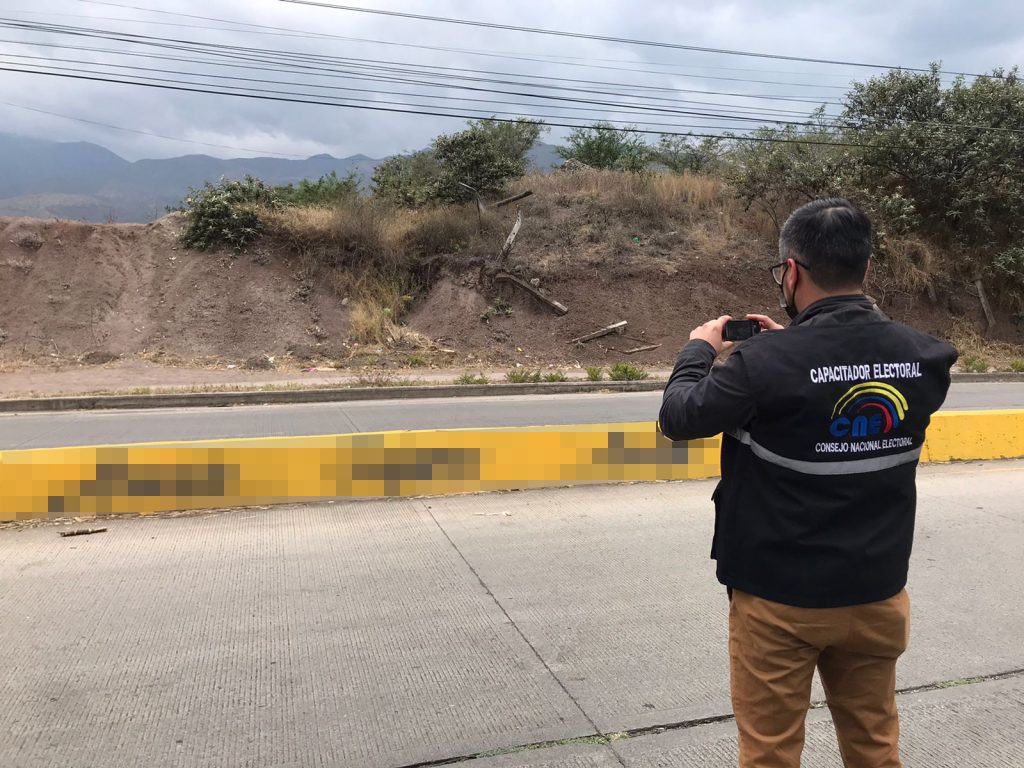 En varias vías de la provincia de Loja ya se ha pintado contenidos que promocionan nombres de precandidatos u organizaciones políticas.