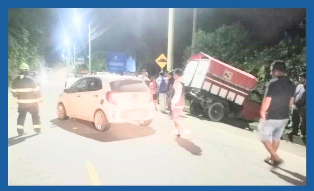 Sobre la carretera de la Troncal Amazónica quedaron varados los dos carros.