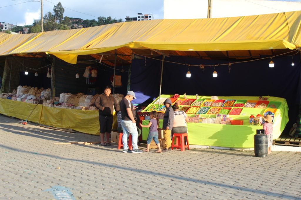 Los comerciantes ya están alistando sus puestos.